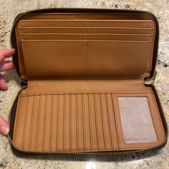 Michael Kors Jet Set Monogram Organizer and Phone Case - Picture 2 of 8